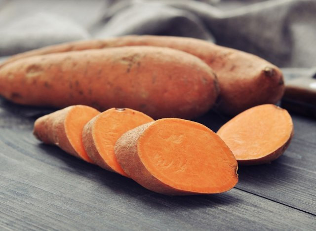 8. Khoai lang: Mặc dù khoai lang là một loại thực phẩm giàu tinh bột nhưng nó rất giàu beta-carotene, chất cần thiết cho làn da và đôi mắt khỏe mạnh.