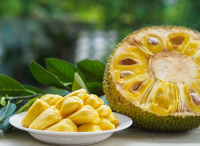 4. Quả mít: Loại quả này có vị ngọt rất ngon, giàu vitamin và khoáng chất. Ngoài ra, mít rất giàu vitamin B6, niacin, riboflavin và axit folic, tất cả đều đóng một vai trò quan trọng trong việc giúp cơ thể chuyển hóa thức ăn thành năng lượng.