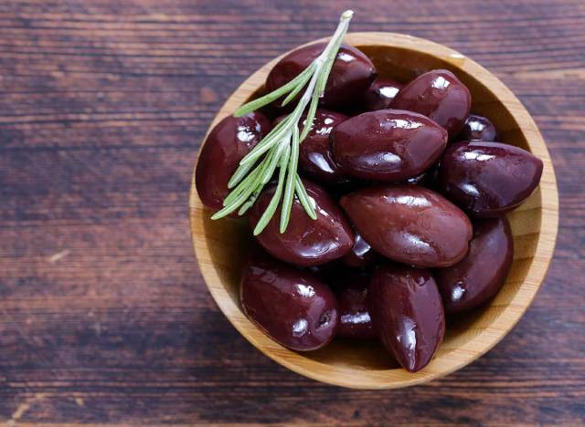 1. Quả ô liu: Ô liu là một nguồn giàu vitamin A và E, cả hai đều bảo vệ lớp dầu trên bề mặt làn da bạn khỏi tác hại của các gốc tự do. Ô liu cũng giúp tăng cường các mô liên kết, cải thiện tông màu da và bảo vệ chống lại bức xạ tia cực tím. Hàm lượng chất béo không bão hòa đơn của quả ô liu tốt cho tim vì nó làm giảm nguy cơ xơ vữa động mạch.