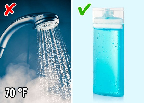 Gội đầu bằng nước lạnh để tóc bóng mượt: Đây là một sai lầm làm đẹp nhiều người mắc. Nước lạnh sẽ không làm tóc bạn bóng hơn. Lạnh dẫn đến thu hẹp các mạch tạm thời, đồng nghĩa với việc dòng chảy của các chất dinh dưỡng đến tóc bị ngừng lại. Bí quyết thực sự là hãy sử dụng một loại dầu dưỡng tóc tốt.