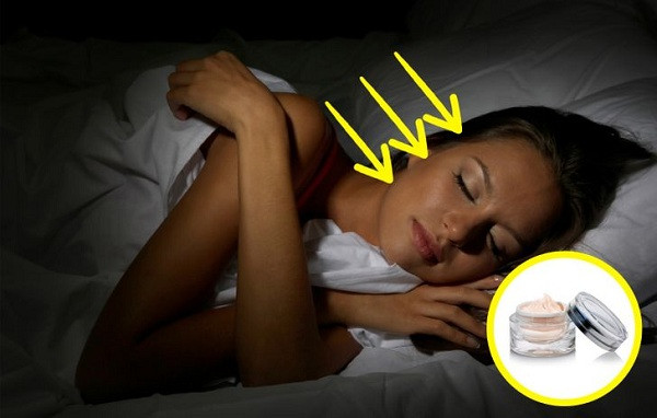 Không dùng kem dưỡng da ban đêm: Sai lầm làm đẹp này khá nhiều người mắc. Khi bạn nghỉ ngơi vào ban đêm thì làn da của bạn cũng vậy. Ban đêm là thời điểm diễn ra quá trình phục hồi của da. Sau khi rửa mặt, bạn không nên bỏ qua bước dùng kem dưỡng da ban đêm.