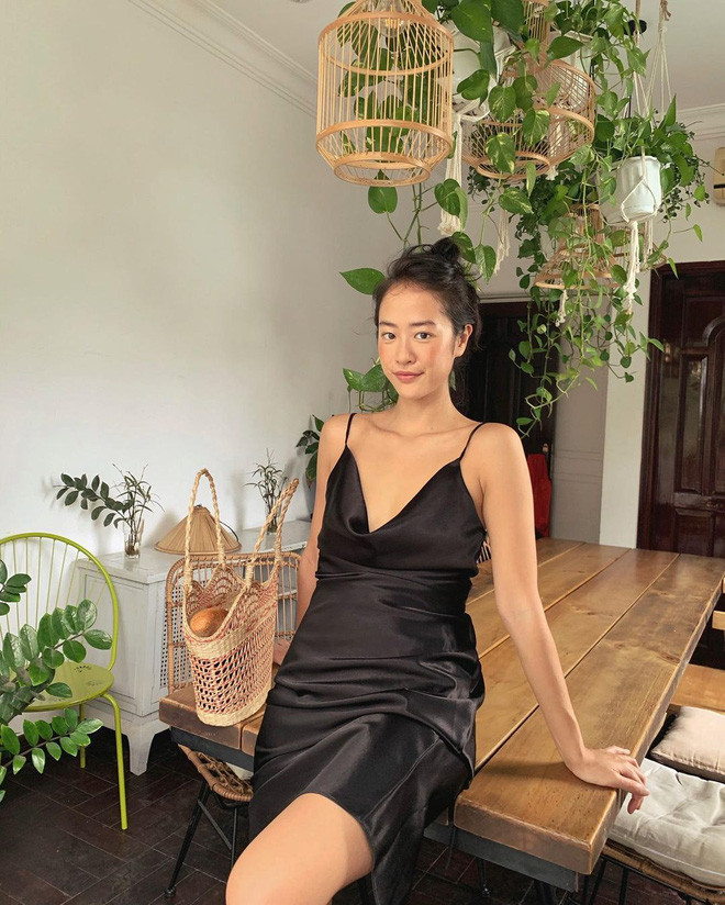 Dù mặc đồ khá đơn giản nhưng Amandine vẫn toát lên vẻ gợi cảm, quyến rũ.