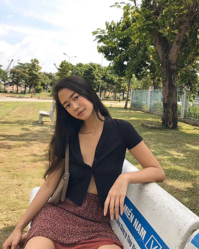 Trên Instagram, cô được nhiều bạn trẻ mến mộ bởi những bức hình đẹp đầy chất vintage.