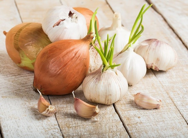 6. Củ tỏi: Một nghiên cứu trên tạp chí Nutrition Research and Practice cho thấy những con chuột được áp dụng chế độ ăn giàu chất béo có bổ sung tỏi sẽ giảm được nhiều mỡ nội tạng hơn ở vùng bụng.