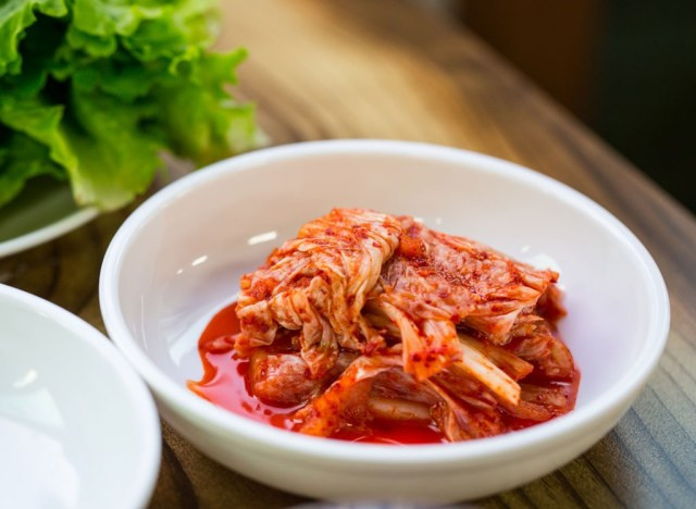 11. Kim chi: Các nhà nghiên cứu tại Đại học Kyung Hee ở Seoul, Hàn Quốc, đã phát hiện ra rằng các lợi khuẩn có trong kim chi, cụ thể là Lactobacillus brevis, đã ngăn chặn sự tăng cân do chế độ ăn nhiều chất béo gây ra. Tương tự như vậy, dưa cải bắp, dưa chua và ô liu ngâm nước muối có tác dụng làm thon gọn vòng eo.