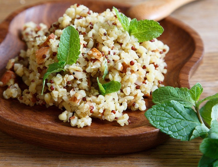 10. Hạt quinoa (diêm mạch): Hạt quinoa chứa nhiều protein hơn bất kỳ loại ngũ cốc nào khác cũng như tất cả chín axit amin thiết yếu. Một nghiên cứu trên tạp chí Current Developments in Nutrition tiết lộ rằng hạt quinoa làm giảm vòng eo cũng như chất béo trung tính trong huyết thanh ở những đối tượng thừa cân và béo phì.