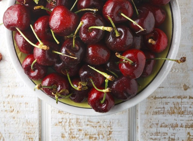 8. Quả anh đào (cherry): Một nghiên cứu trên Tạp chí Thực phẩm Thuốc cho thấy rằng ăn anh đào chua có liên quan đến việc giảm mỡ bụng. Các nhà nghiên cứu cũng phát hiện ra rằng trái cây có thể ngăn ngừa hội chứng chuyển hóa, do đó làm giảm nguy cơ phát triển bệnh tiểu đường loại 2 và bệnh tim.