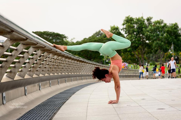 Ngoài dạy yoga, chị Vi Salano cũng mở lớp tập vòng 3 cho những người có cùng đam mê. Ảnh: FB.
