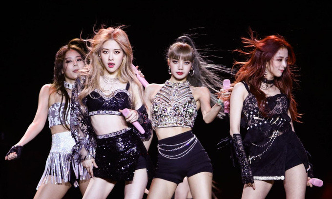 Trên sân khấu, Black Pink tỏa sáng với trang phục tông đen và đính đá lấp lánh.