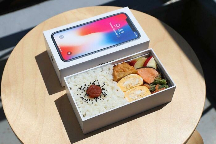 Cách trang trí hộp cơm ấn tượng trong chiếc hộp đựng iPhone.