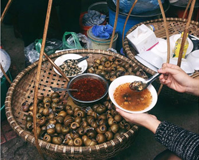 Bún ốc nguội bắt buộc phải ăn với bún lá, vì chính bún lá mới đem đến vị mát lạnh và dẻo thơm cho món ăn này.