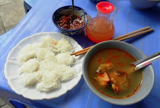 Mặc dù bún ốc nguội bình dân, nhưng khâu chọn nguyên liệu và khâu chế biến lại vô cùng cầu kỳ. Bún lá là loại bún dùng ăn nguội, tương tự như bánh hỏi của người miền Nam.