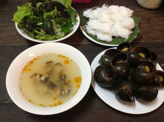 Ốc nhất thiết phải là loại ăn rêu khe đá, vì ốc này vừa giòn mà lại béo. Ngày nay người ta có thể thay thế ốc bươu, ốc lát, ốc gạo, ốc đắng… để chế biến nhưng phải tươi. Đem ngâm ốc trong nước vo gạo độ vài giờ cho chất dơ nhả ra hết.