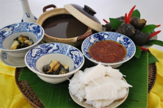Gia vị chính của món ăn dân dã này là giấm bỗng, vì thế giấm bỗng cũng được đặc biệt quan tâm, khi chỉ có thể là loại giấm bỗng chắt lọc từ bỗng rượu nếp cái làng Vân (huyện Việt Yên, tỉnh Bắc Giang).
