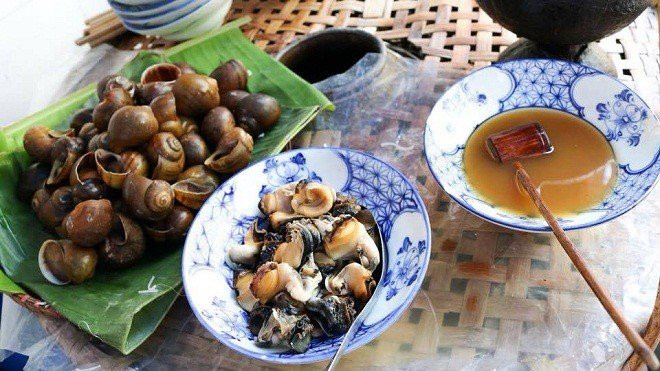 Ốc sẽ được hấp cách thủy bằng giấm bỗng để khử sạch mùi tanh, giữ được vị giòn và không mất đi vị béo ngậy của ốc.