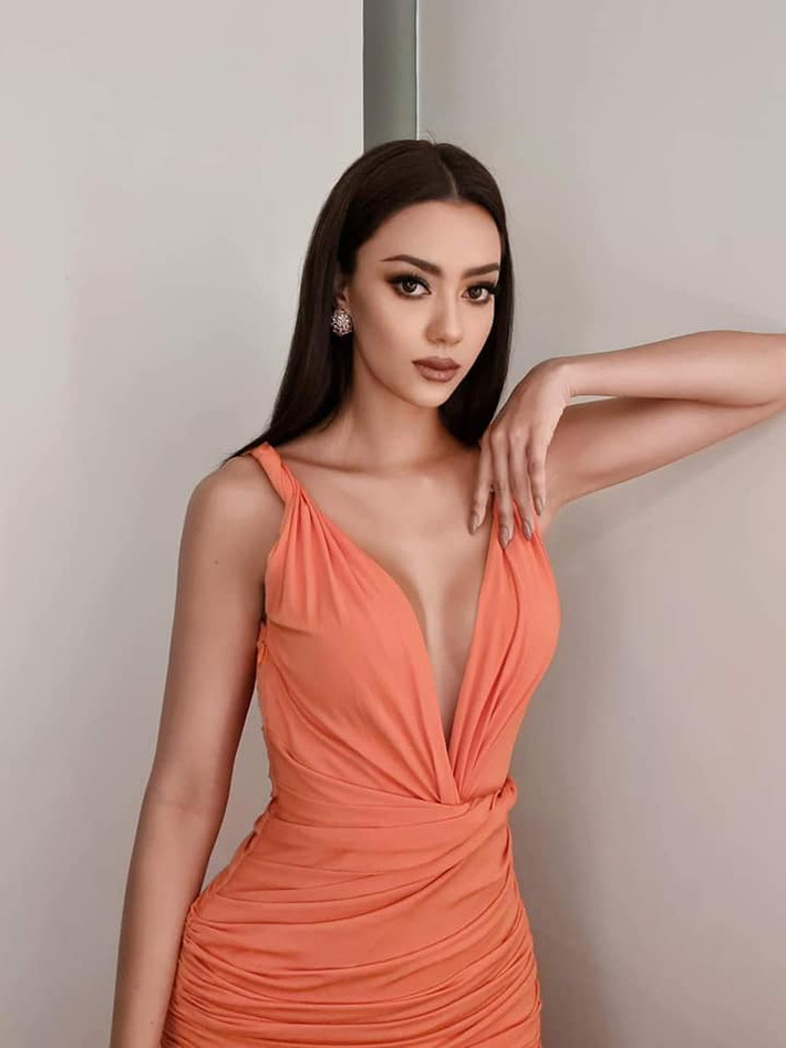 Amanda Obdam cũng nhiều lần diện váy áo xẻ sâu cực sexy hoặc khoe lưng trần nuột nà.
