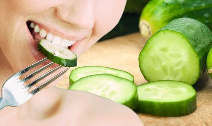 Có thể gây viêm xoang: Những người bị viêm xoang hoặc những căn bệnh mãn tính về hô hấp khác cũng không nên ăn dưa chuột. Các hiệu ứng làm mát của loại rau củ này có thể khiến các biểu hiện bệnh của bạn thêm trầm trọng. Theo y học cổ truyền của người Ấn Độ, dưa chuột có tính hàn sẽ làm các căn bệnh này trở nên nặng hơn, dẫn đến những biến chứng phức tạp.
