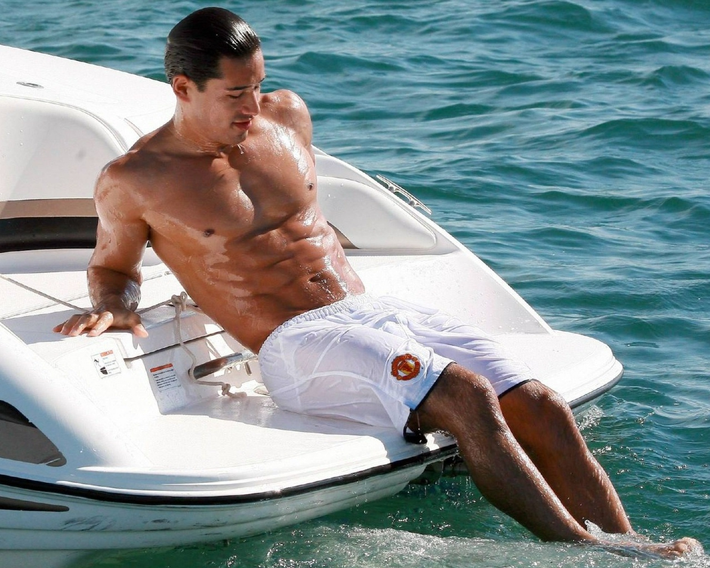 Lopez yêu thích tập gym, anh chia sẻ rất chi tiết về các bài tập của mình trong cuốn sách mang tên Mario Lopez's Knockout Fitness.