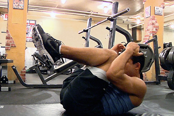 Mario Lopez tập luyện vùng lõi và bụng vào thứ sáu. Bên cạnh đó, anh dành 20 phút để tập HIIT (cường độ cao ngắt quãng). Sau đó là 30 phút nâng tạ gia tăng sức bền và 10 phút kéo giãn. Ngày thứ bảy và chủ nhật, nam tài tử chỉ tập luyện cardio 20-30 phút.