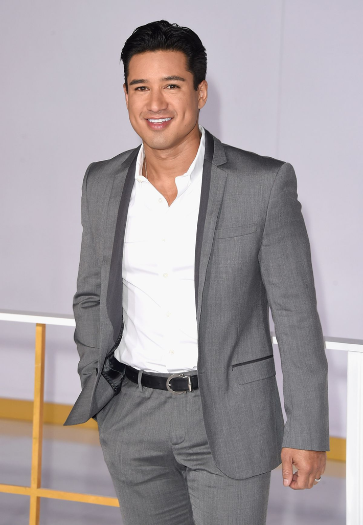 Nam MC sinh năm 1973 gây ấn tượng với hình thể săn chắc và cơ bụng 6 múi cực phẩm. Mario Lopez cho biết giữ dáng là một trong những ưu tiên hàng đầu của anh, bên cạnh việc phát triển sự nghiệp và chăm sóc gia đình.