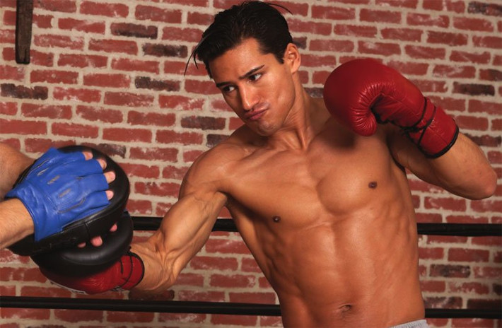 Trong ngày đầu tuần, Mario Lopez thực hiện nhiều bài tập nâng tạ xoay vòng (body circuit) và cardio. Nam diễn viên còn đi bộ xen kẽ chạy nước rút trong 30 phút. Đối với nhóm cơ bụng, Lopez treo chân gập bụng dưới, gập bụng đôi (double crunches), kéo cáp xoay eo (cable wood chopper), gập bụng trên ghế dốc (decline bench press sit-ups).