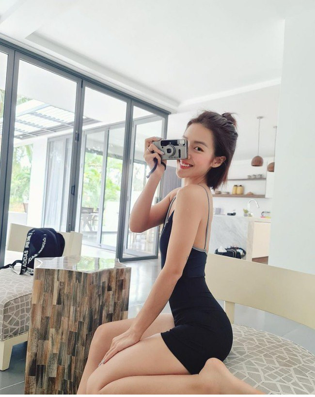 Ngày lễ nhiều người đi chơi, riêng cô nàng 9X vẫn cần mẫn như con ong chăm chỉ tự tập luyện ở nhà. Trước đó, trong dịp cách ly, cô nàng đã từng hé lộ loạt bài tập đốt mỡ ở level khó.