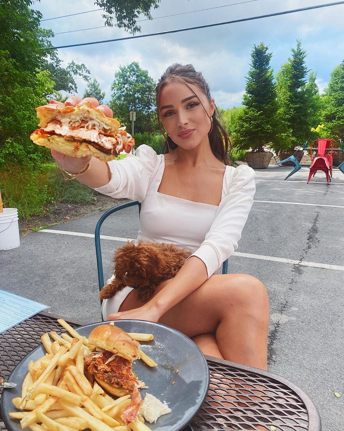 Nếu đang cố gắng duy trì chế độ "ăn sạch", Olivia Culpo sẽ chọn ăn nhẹ bằng món sinh tố. Cô xay hỗn hợp gồm chuối đông lạnh, cacao, bơ hạnh nhân, muối, quế, vanilla, bột collagen và bột protein thực vật hữu cơ.
