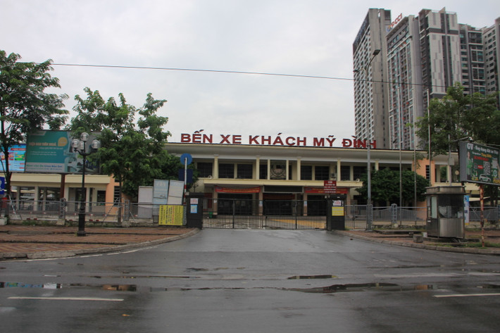 Hà Nội thực hiện giãn cách xã hội, các bến xe đều tạm dừng hoạt động. Tuy nhiên, theo tìm hiểu của PV Báo Tri thức và Cuộc sống, nhiều nhà xe đã chuyển sang hoạt động kinh doanh vận tải hàng hóa ngay sát Bến xe Mỹ Đình để "vớt vát" mùa dịch.