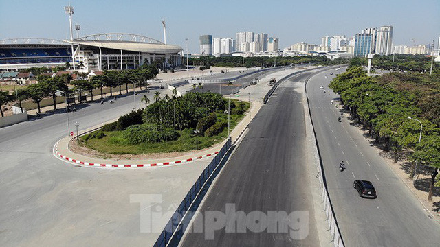Phần đường đua dự kiến cuối tháng 12/2019 sẽ được trải thảm hoàn thiện toàn bộ.