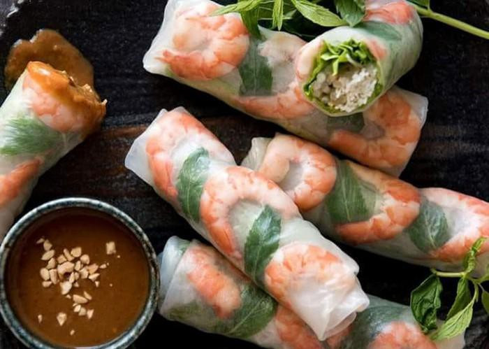 Cuốn bỗng: Cuốn bỗng có hai loại, một loại cuốn bằng lá hẹ hoặc hành, một loại cuốn bằng nem tráng. Về bản chất, đặc sản Hải Phòng này không có nhiều khác biệt so với phở cuốn. Tuy nhiên, điều độc đáo là dấm bỗng, một loại nước chấm không thể thiếu trong bữa ăn của người Hải Phòng.