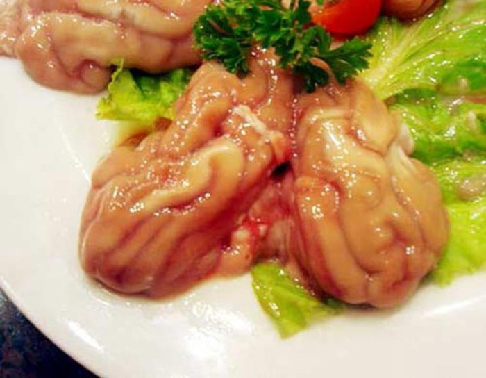 Óc lợn sống (Peru): So với óc lợn trần của Việt Nam, đặc sản óc lợn sống của Peru thực sự kinh khủng.