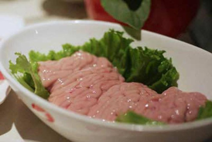 Người ta không thực hiện bất kỳ thao tác làm chín nào mà mà để nguyên như vậy, ướp gia vị thật đậm đà rồi thưởng thức.