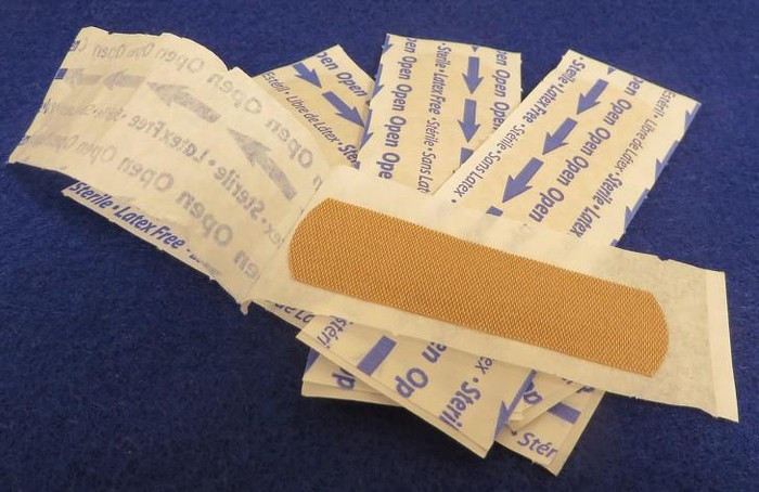 Mang theo miếng dán khẩn cấp: Nếu bạn không chắc chắn về mức độ thoải mái của đôi giày cao gót mới, hãy giữ một vài miếng dán trong ví để phòng trường hợp cần dùng. Ảnh: BS