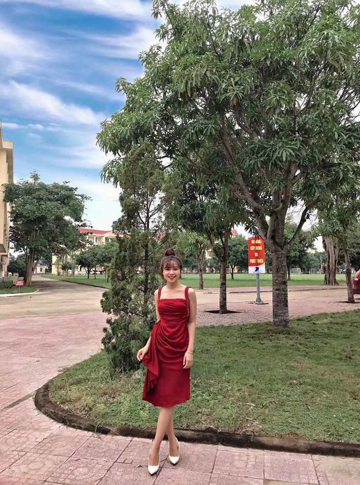 Võ Nhật Linh hiện tại là chuyên gia trang điểm. Mỗi khi ra đường, cô bạn đều chải chuốt kỹ ngoại hình, ăn mặc sành điệu. Ngoài nhan sắc ưa nhìn, 9X còn có vóc dáng cao ráo, thon gọn.