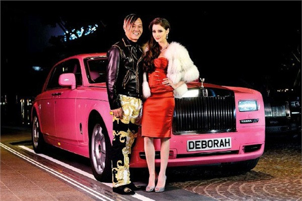 Xuất thân từ một người mẫu, nên Deborah sở hữu vóc dáng vô cùng chuẩn và gu ăn mặc sành điệu vô cùng.