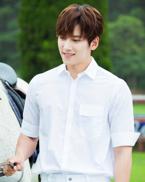 Ji Chang Wook cũng chính là mỹ nam nghiện sơ mi trắng. Chiếc áo sơmi trắng cổ trụ, phom dáng rộng, thoải mái cũng làm tôn thêm vẻ nam tính của anh chàng. Ảnh: Internet.