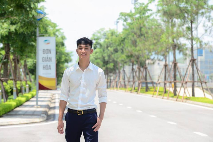 Không cần ăn mặc cầu kỳ, cầu thủ Trọng Đại vẫn "tỏa nắng" với trang phục giản đơn.
