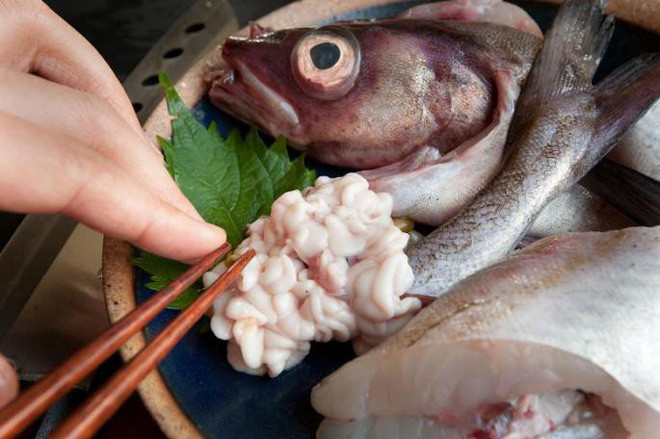 Đến bất kỳ quán sushi bar hay izakaya (quán ăn kiểu Nhật Bản), bạn đều có thể gọi món shirako để thưởng thức. Ảnh: Internet. Video: "Chế biến món ngon từ nấm đông cô". Nguồn: VTC.