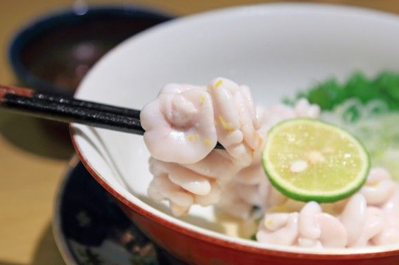 Cách ăn mà người Nhật yêu thích nhất là sau khi hâm nóng một chút, nó được ăn cùng với nước sốt chua cùng với củ cải bào nhuyễn và hành lá cắt mỏng.