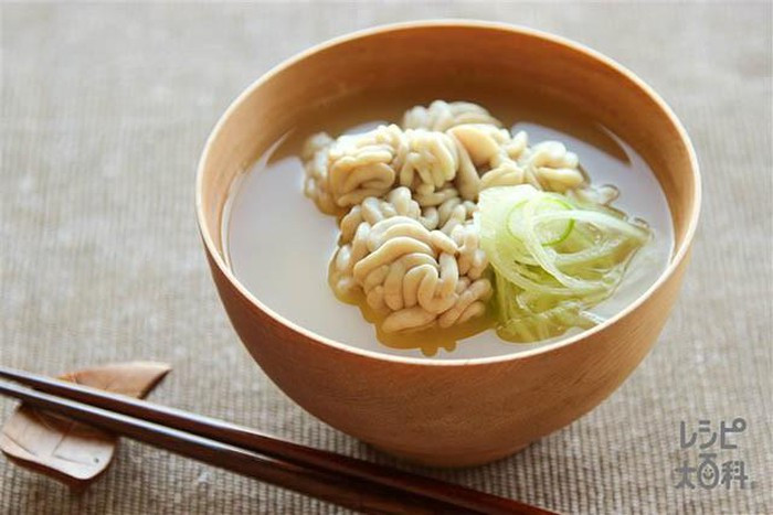 Shirako là tên gọi chung của tinh hoàn cá biển mà hầu hết là cá tuyết hoặc cá nóc. Nó có chứa một lượng lớn protein, mặc dù có cấu trúc mềm mịn tan trong miệng nhưng nó chứa ít chất béo.