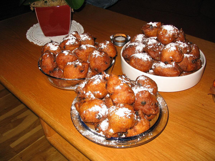 Vào Giáng sinh và dịp đầu năm mới, bánh Oliebollen xuất hiện và được bày bán rất nhiều tại các cửa hàng cũng những các xe kéo trên khắp con phố Hà Lan. Ảnh: Internet.