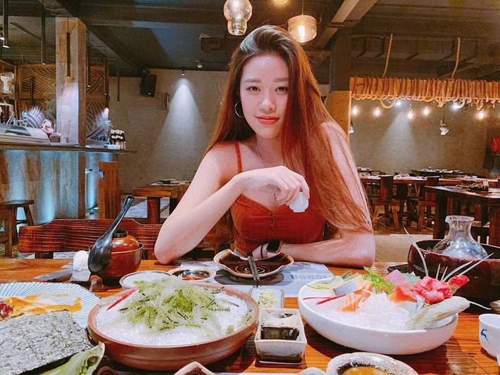 Sở hữu số đo ba vòng là 83-60-90, những tưởng Hoa hậu Khánh Vân sẽ phải thực hiện chế độ ăn uống nghiêm ngặt. Tuy nhiên, trên trang cá nhân của mình, tân Hoa hậu thường xuyên đăng tải các bức ảnh check-in đồ ăn, đặc biệt cô rất thích các món ngon dễ gây tăng cân như trà sữa, bánh ngọt...