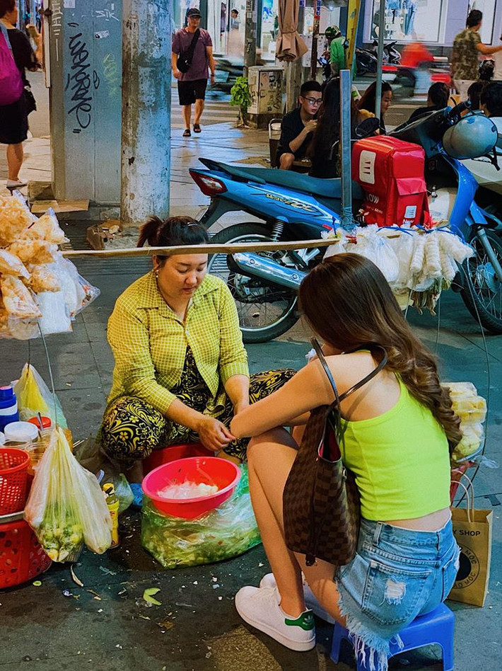 Tân Hoa hậu sẵn sàng ngồi quán cóc vỉa hè để ăn bánh tráng.