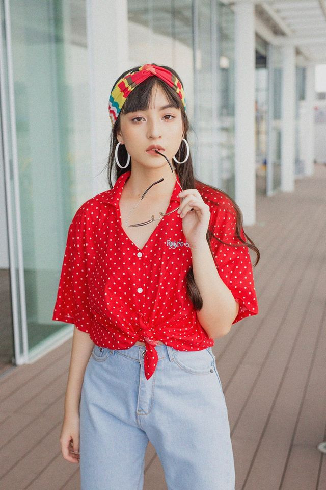 Áo sơ mi đỏ buộc tà phối cùng quần jean khiến cô trông cực cá tính. Ảnh: FBNV.
