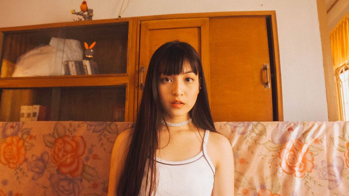 Áo hai dây là trang phục thường thấy của Thảo Tâm.