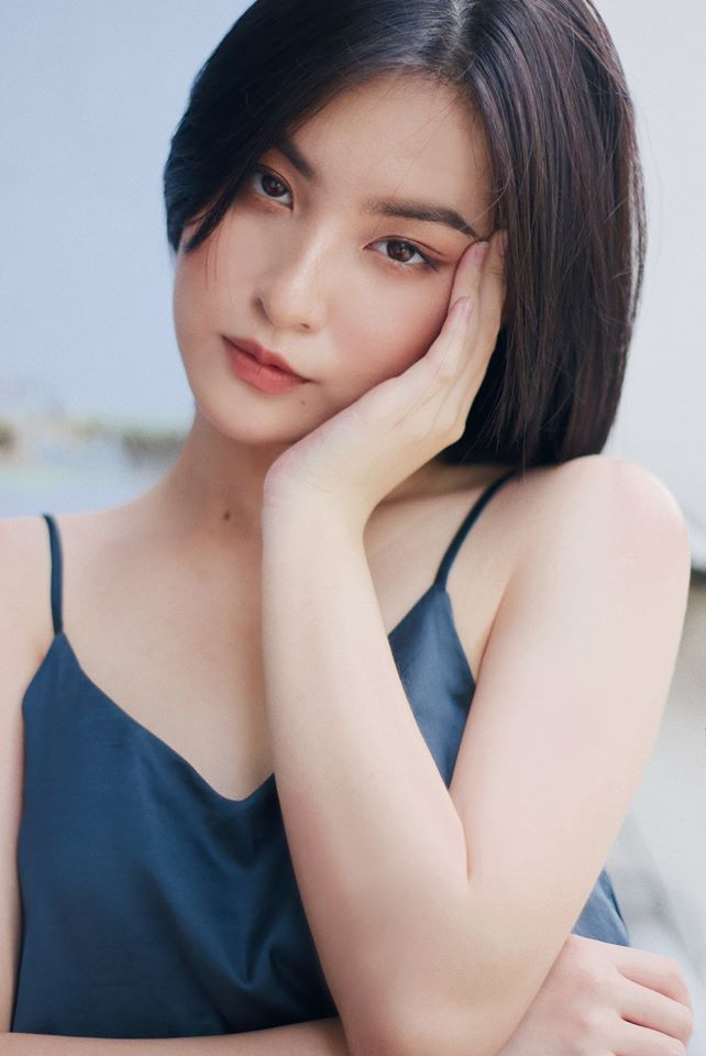 Thảo Tâm diện chiếc áo hai dây gợi cảm để khoe bờ vai trắng nõn nà.