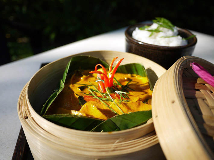 Món cá hấp amok đòi hỏi nhiều loại nguyên liệu như phi-lê cá lóc (hoặc cá trê), khượng, nước cốt dừa, trứng vịt, đường thốt nốt, một chút mắm bò hóc và ít lá chùm ruột (hoặc lá ngót).