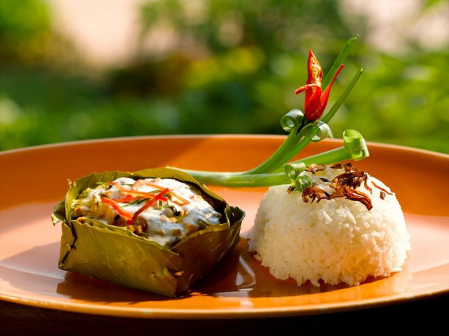 Món cá Amok này thường được ăn chung với cơm nếp, nước tương và nếu có thêm một cốc rượu cọ thì càng tuyệt hảo hơn.