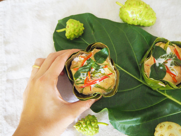 Trước khi mang ra phục vụ, đầu bếp sẽ đổ một vá canh nước cốt dừa và vài lát ớt. Như vậy, cá Amok là sự hòa quyện của rất nhiều hương vị nguyên liệu khác nhau chứ không hẳn chỉ có vị cá.