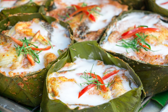 Đầu tiên là mang khượng, mắm bò hóc, đường và trứng đánh thành hỗn hợp, đem nấu cho sệt. Sau đó, bọc cá phi-lê nguyên miếng bằng hỗn hợp này, dặm thêm vài chiếc lá chùm ruột rồi gói lại bằng lá chuối và đem hấp.